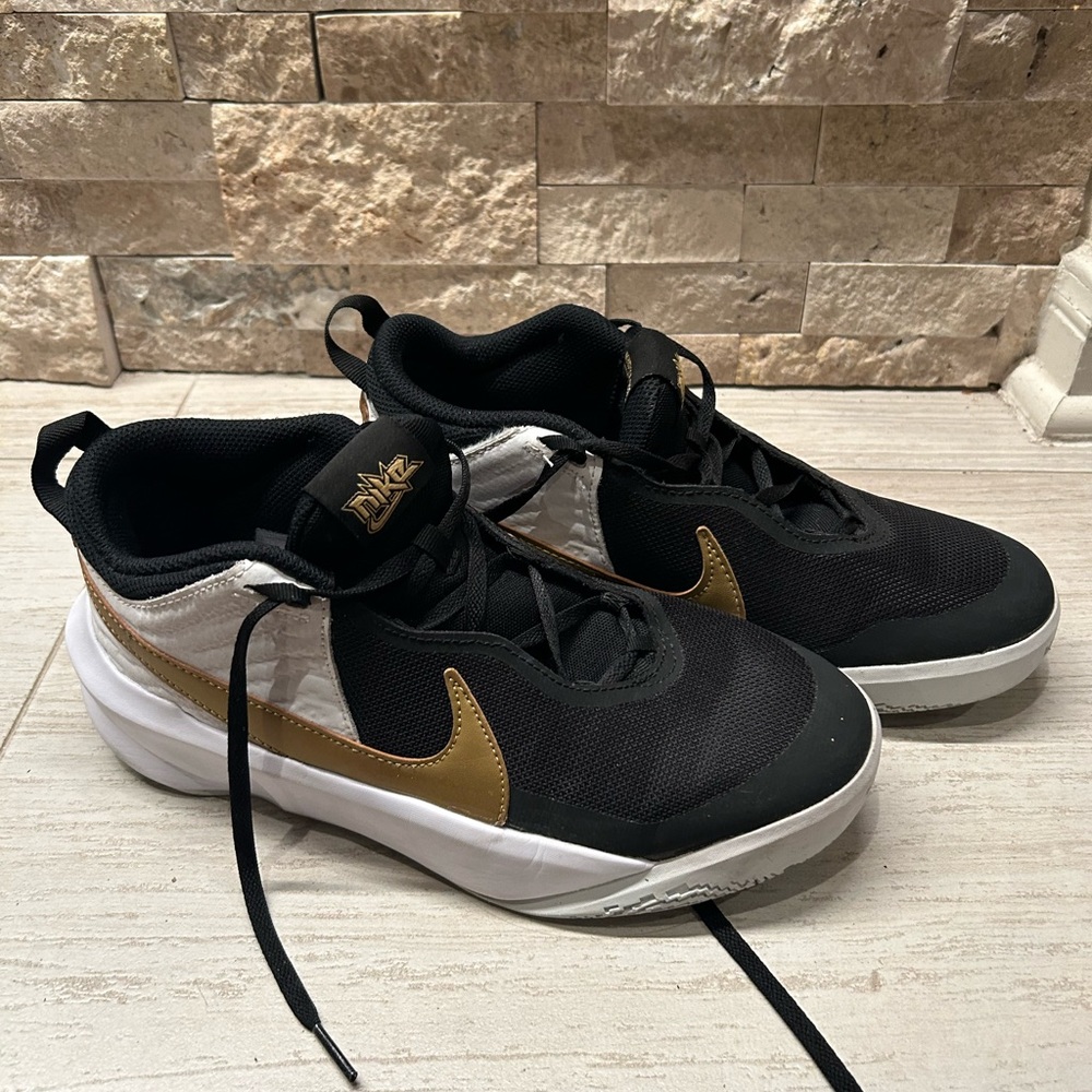 Nike basketball shoes - team hustle D10 7Y